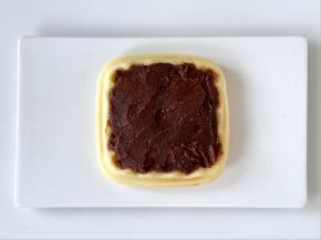 在华夫饼上抹一层豆沙，薄厚根据自己的口味调整。