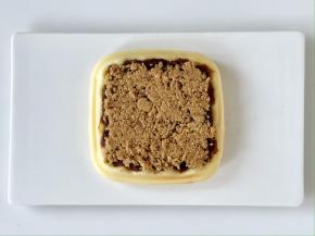 在豆沙上铺一层肉松；