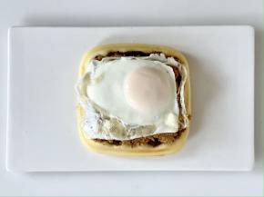 在肉松上放上煎蛋；