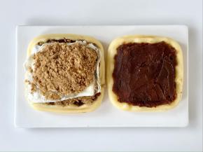 然后在煎蛋上再撒一层肉松，另一片华夫饼上也抹一层豆沙。