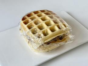 然后把两片华夫饼合起来，压紧，用保鲜膜裹上有助于定型。