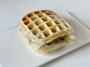 然后把两片华夫饼合起来，压紧，用保鲜膜裹上有助于定型。