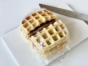 最后把华夫饼从中间切开，去掉保鲜膜即可。