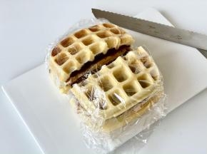 最后把华夫饼从中间切开，去掉保鲜膜即可。