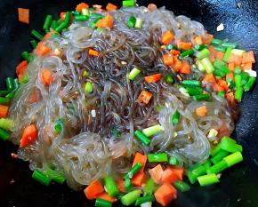 放入粉条同时放入一品鲜酱油炒匀