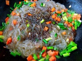 放入粉条同时放入一品鲜酱油炒匀