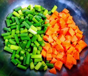 蒜苔和胡萝卜切成小粒备用