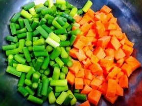 蒜苔和胡萝卜切成小粒备用
