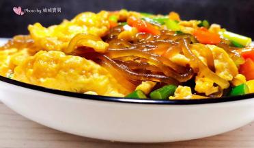 鲜美可口的蒜苔胡萝卜鸡蛋炒粉条装入盘中就大功告成了