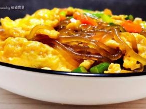 鲜美可口的蒜苔胡萝卜鸡蛋炒粉条装入盘中就大功告成了
