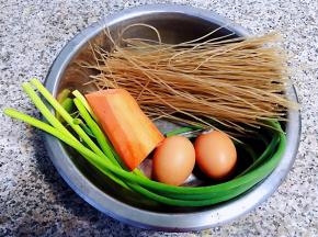 准备原材料粉条、蒜苔、胡萝卜、鸡蛋