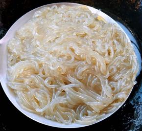 粉条在清水中浸泡一会儿锅中烧开水放入粉条大火煮至粉条九成熟后立即放入冷水中过凉沥干水份