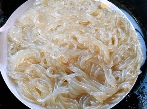 粉条在清水中浸泡一会儿锅中烧开水放入粉条大火煮至粉条九成熟后立即放入冷水中过凉沥干水份