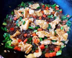 放入盐和味精改成小火翻炒均匀