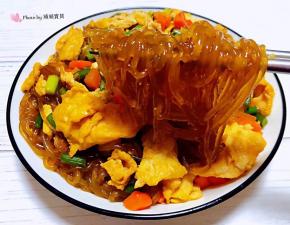 粉条入口香浓劲道爽滑混搭鸡蛋的香味让人回味无穷