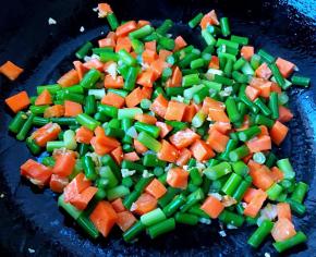 放入蒜苔和胡萝卜炒至断生