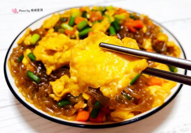 蒜苔胡萝卜鸡蛋炒粉