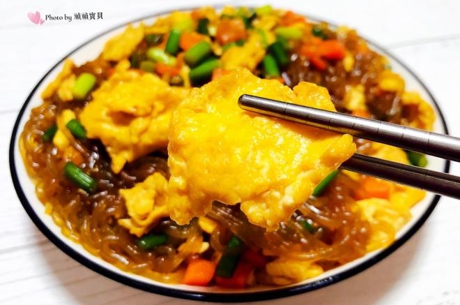 蒜苔胡萝卜鸡蛋炒粉