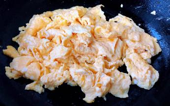 鸡蛋炒至定型九成熟即可出锅备用