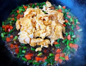 放入炒好的鸡蛋大火快速翻炒