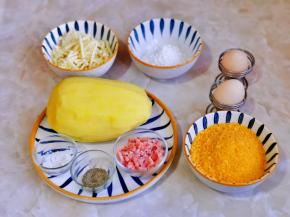 准备食材，土豆去皮洗净。