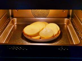 放入蒸箱中蒸熟。