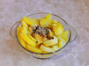 趁热加入盐，黑胡椒。