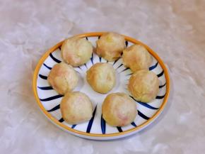 分成等份的小土豆球。