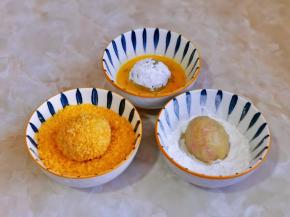 首先把土豆球裹上淀粉，再裹蛋液，最后裹上面包糠。