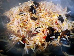 放入调味料盐和味精中小火炒匀