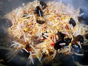 放入调味料盐和味精中小火炒匀