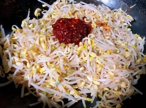 放入黄豆芽同时放入这道美味的灵魂调味料郫县豆瓣酱