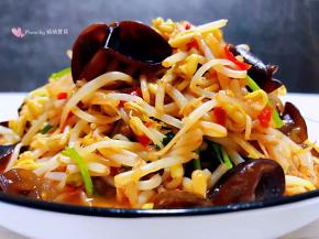 香辣可口木耳黄豆芽装入盘中就大功告成了