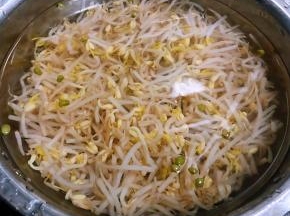 焯好水的黄豆芽立即放入冷水中过凉冲洗干净
