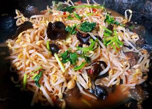 黄豆芽木耳完全入味最后撒上香菜即可出锅享用