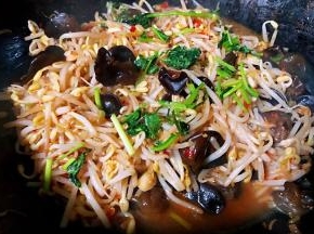 黄豆芽木耳完全入味最后撒上香菜即可出锅享用