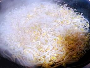 锅烧开水放入黄豆芽焯水断生时间不宜过长