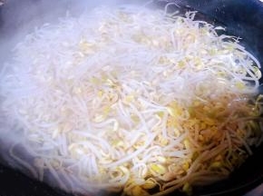 锅烧开水放入黄豆芽焯水断生时间不宜过长