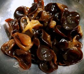 木耳泡发好洗净在开水中焯一下后立即放入冷水中过凉冲洗干净沥干水份