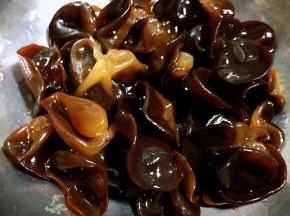 木耳泡发好洗净在开水中焯一下后立即放入冷水中过凉冲洗干净沥干水份