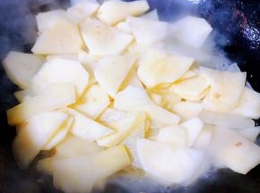 放入土豆片大火快速翻炒倒入醋一起炒这样土豆的口感更加脆嫩