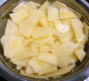 土豆切片在清水中浸泡一会儿去除多余的淀粉后洗净沥干水份