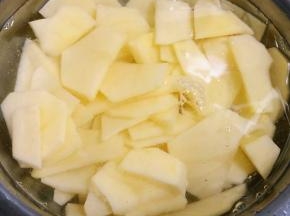 土豆切片在清水中浸泡一会儿去除多余的淀粉后洗净沥干水份