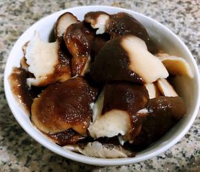 香菇片成大小均匀的大片这样更易入味