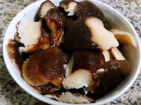 香菇片成大小均匀的大片这样更易入味