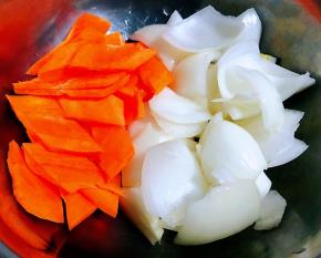 洋葱和胡萝卜切成片状