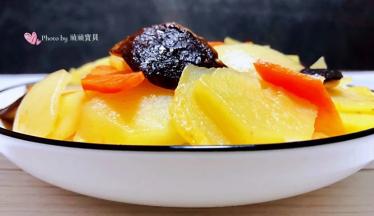 好吃诱人的洋葱胡萝卜香菇炒土豆片装入盘中就大功告成了