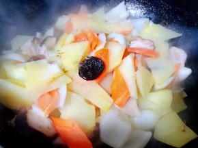 放入盐和味精改小火炒匀