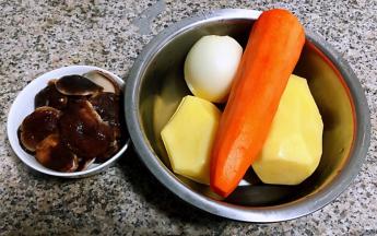 准备原材料土豆、胡萝卜、洋葱去皮洗净香菇去蒂洗净开水中焯水后立即放入冷水中过凉沥干水份备用