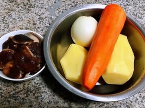 准备原材料土豆、胡萝卜、洋葱去皮洗净香菇去蒂洗净开水中焯水后立即放入冷水中过凉沥干水份备用